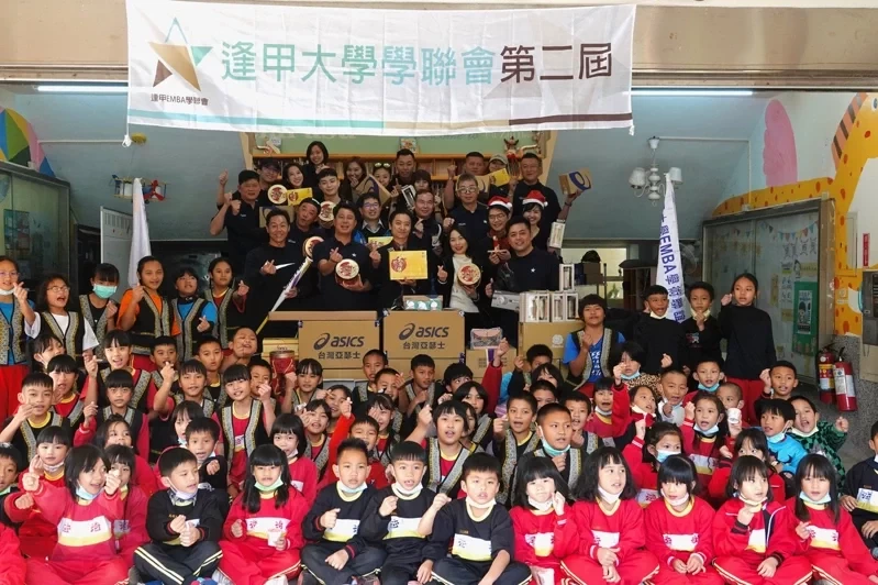 逢甲大學EMBA「第二屆學聯會」法治國小耶誕愛心送暖